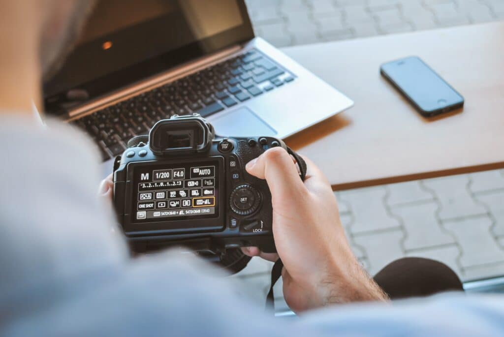 Manually adjusting video settings while recording video in DSLR